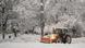 Un vehículo quitanieves retira masas de nieve de un aparcamiento en Múnich.