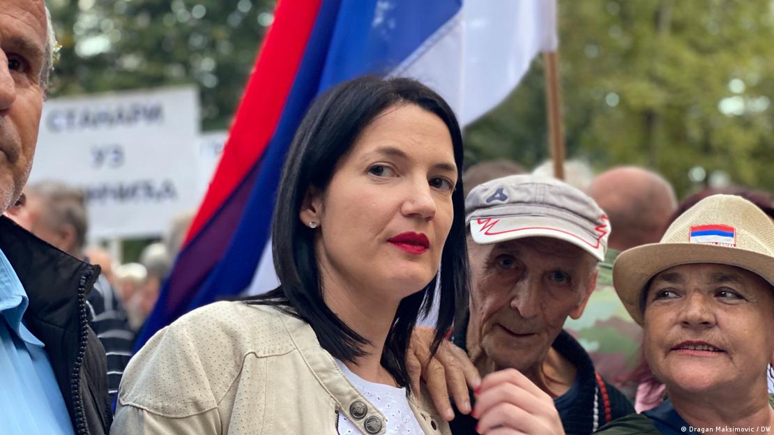 Jelena Trivić, predsjednica stranke Narodni front, pozira sa građanima