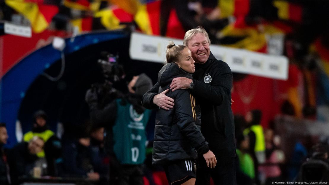 Deutschlands Trainer Horst Hrubesch umarmt während des Spiels gegen Dänemark die bereits ausgewechselte Spielerin Giulia Gwinn vor der Bank