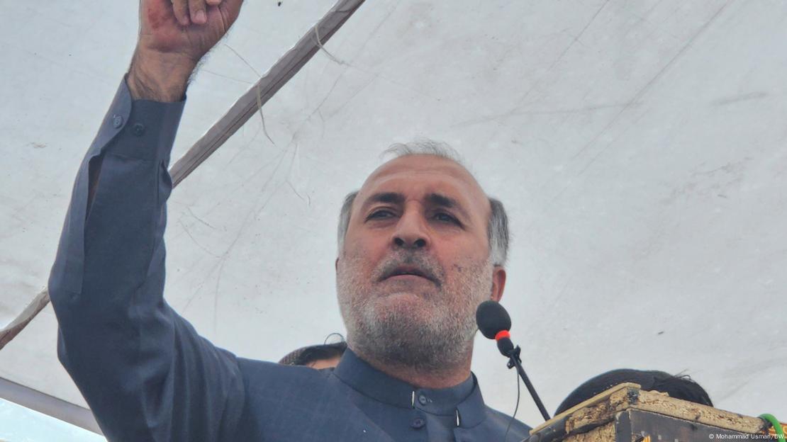 په بلوچستان کې د عوامي نیشنل ګوند ایالتي مشر اضغرخان اڅکزی د چمن ولسي پرلت ته د وینا پرمهال په بلوچستان کې د عوامي نیشنل ګوند ایالتي مشر اضغرخان اڅکزی د چمن ولسي پرلت ته د وینا پرمهال