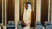 13/10/2023 Qatari Emir Sheikh Tamim bin Hamad Al Thani waits for the arrival of U.S. Secretary of State Antony Blinken in Lusail, Qatar, Friday Oct. 13, 2023. (AP Photo/Jacquelyn Martin, Pool)