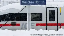 02.12.2023 Ein ICE der Deutschen Bahn (DB) steht auf einem verschneiten Gleis am Hauptbahnhof. Der Zugverkehr von und zum Hauptbahnhof wurde vorübergehend eingestellt. Schnee und Eis haben im Süden Bayerns auf den Straßen und bei der Bahn für Chaos gesorgt.