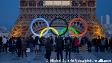 Die Olympischen Ringe werden am 14.09.2017 in Paris, Frankreich, vor dem Eiffelturm auf dem Trocadero Platz beleuchtet. Paris wird die Olympischen Spiele 2024 austragen. (zu dpa «IOC setzt auf große Spiele in Paris und L.A. - Sorge um Sicherheit» vom 14.09.2017) Foto: Michel Euler/AP/dpa +++ dpa-Bildfunk +++