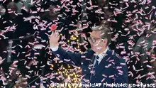 Aleksandar Vucic, Präsident von Serbien, winkt seinen Anhängern während einer Wahlkampfveranstaltung seiner regierenden Serbischen Progressiven Partei zu. Angesichts massiver Proteste gegen seine Regierung hat der serbische Präsident Aleksandar Vucic vorgezogene Parlamentswahlen am 17. Dezember 2023 angekündigt. +++ dpa-Bildfunk +++
