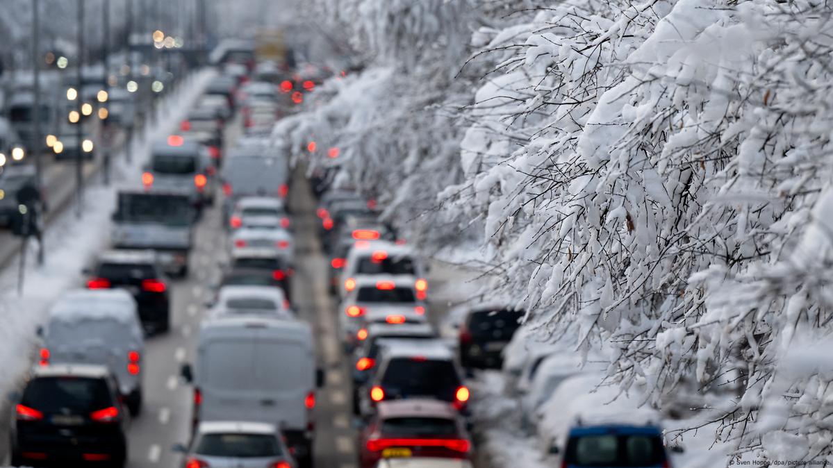 Бавария борется с последствиями сильного снегопада – DW – 04.12.2023