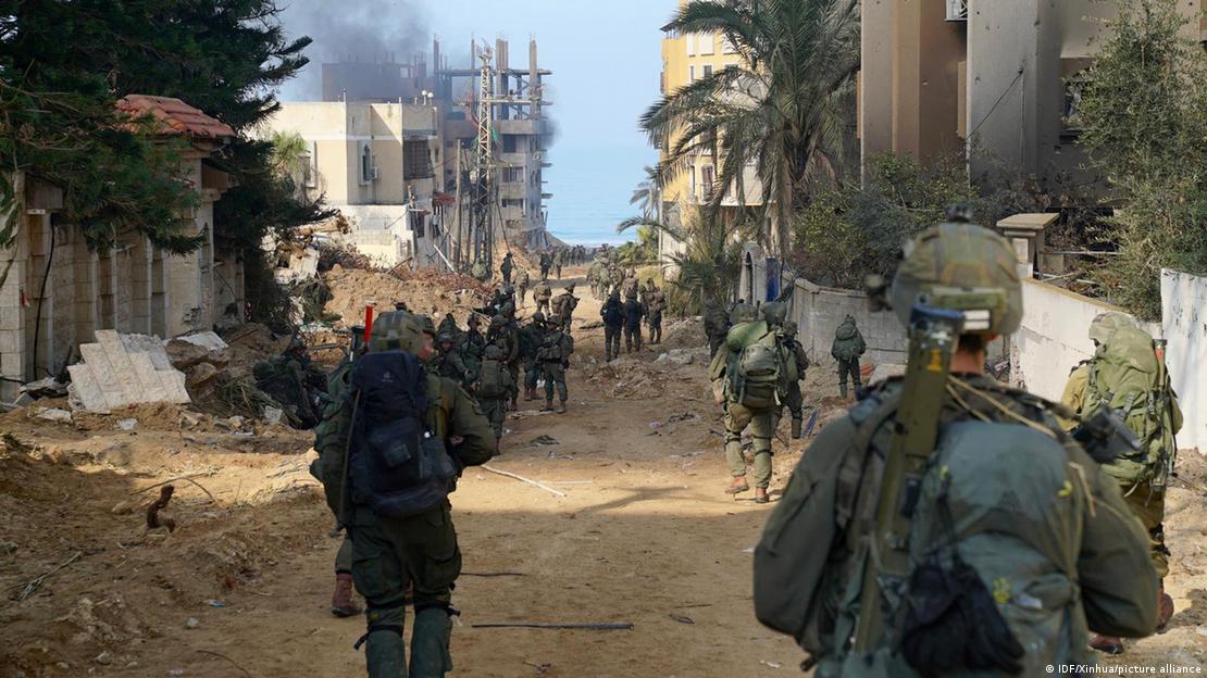 Izraelski vojnici u Gazi između oštećenih kuća