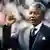 Nelson Mandela, à droite, poing levé et Winnie Mandela