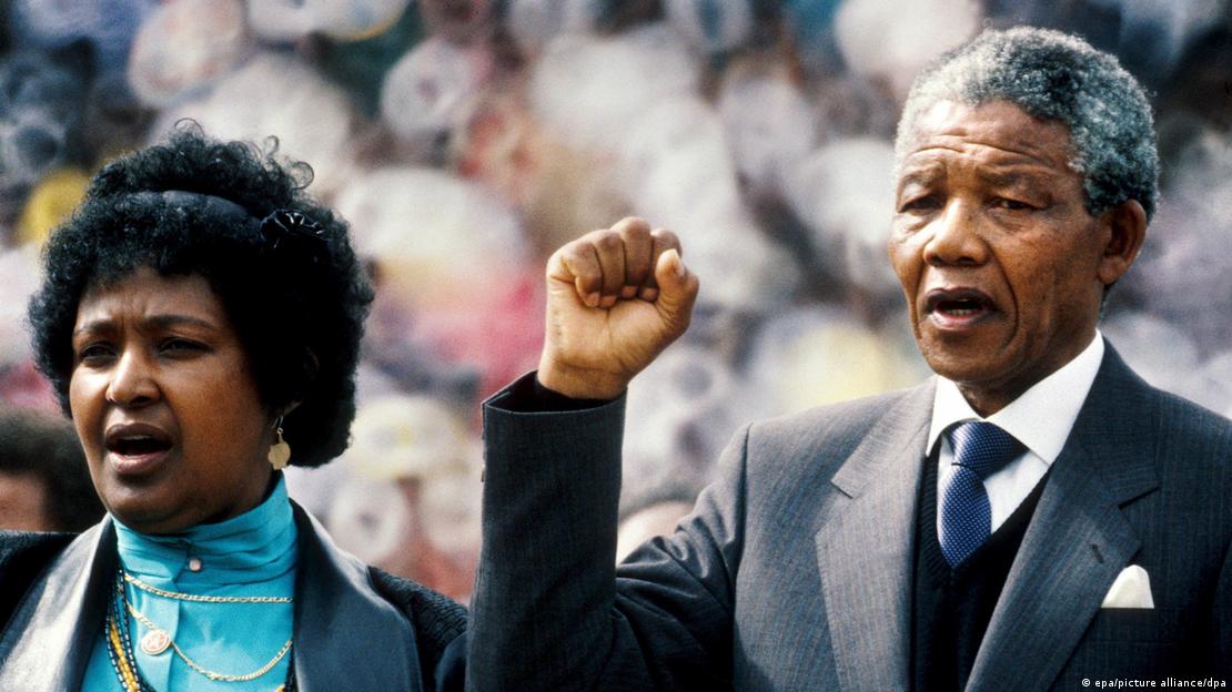 Исторически момент за Южна Африка: Нелсън Мандела, тук със съпругата си Уини Мандела, е освободен от затвора през 1990 г.