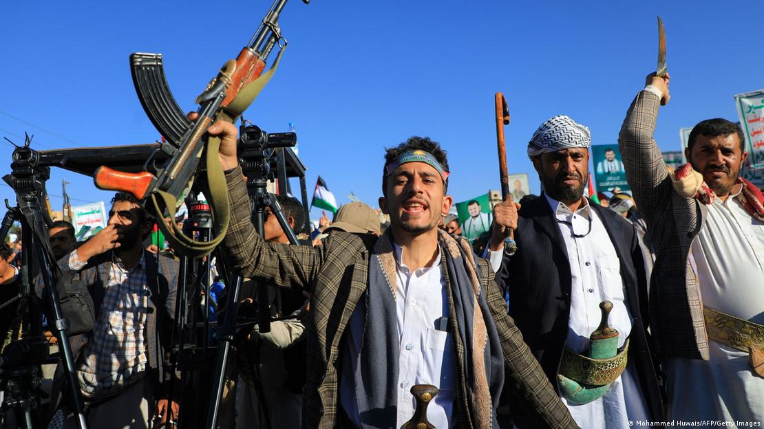 Silah taşıyan göstericiler, Yemen'de düzenlenen bir miting sırasında tüfek ve geleneksel hançerlerle kalabalık içinde görülüyor