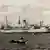 Imagem em preto e branco de navio ancorado em porto 