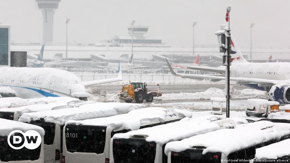 Munich Airport resumes operations after sleet halted flights – DW – 12/05/2023