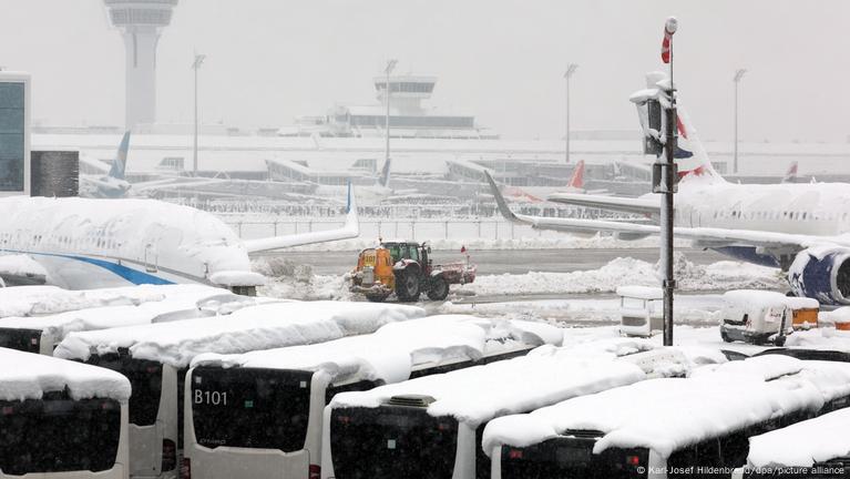 Munich Airport resumes operations after sleet halted flights DW