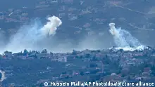 22.11.2023+++ Weißer Rauch steigt nach einem israelischen Angriff über Kfar Kila auf, einem libanesischen Grenzdorf zu Israel, von der Stadt Marjayoun im Südlibanon aus gesehen. Die israelische Luftwaffe hat nach Armeeangaben erneut Ziele der schiitischen Hisbollah-Miliz im benachbarten Libanon angegriffen. +++ dpa-Bildfunk +++