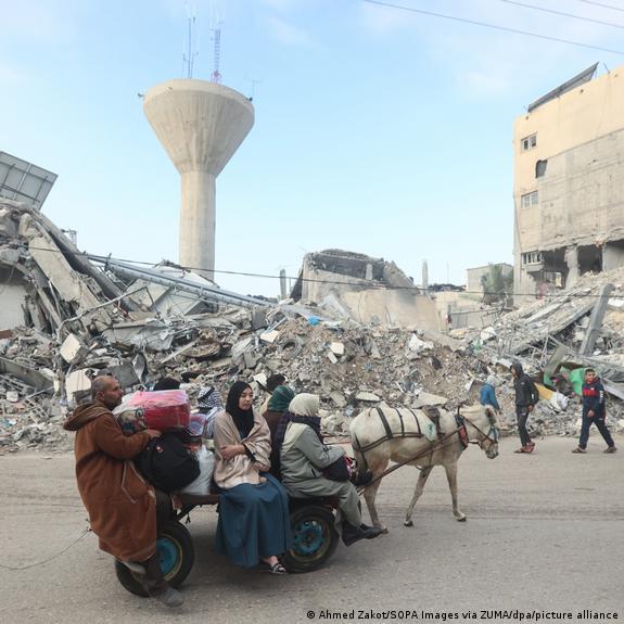 فلسطینیها در تلاش رساندن خود به مکانهای امن هستند فلسطینیها در تلاش رساندن خود به مکانهای امن هستند