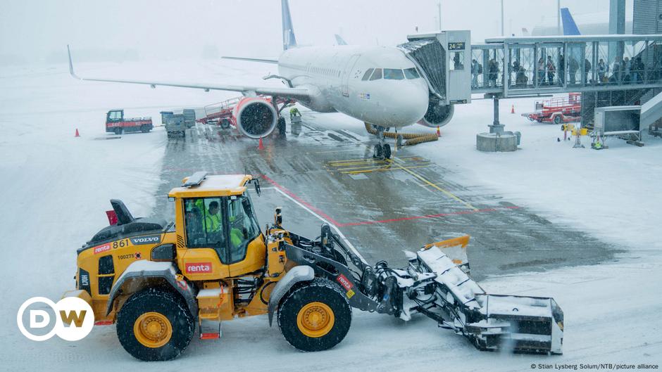 Más de 3.000 vuelos afectados por tormenta en sur de EE.UU. – DW – 01/11/2025