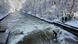 Pessoa surfa na onda do Eisbach em paisagem nevada