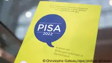 05.12.2023+++ Berlin - Bei der Vorstellung der Pisa-Studie 2022 in der Bundespressekonferenz liegt ein Exemplar der Studie. Im Frühjahr 2022 wurden fast 8000 Schülerinnen und Schüler der 9. Klassen in Deutschland getestet. Die internationale Vergleichsstudie der OECD findet alle drei Jahre statt und überprüft die Kompetenzen in Mathematik, Lesen und Naturwissenschaften.