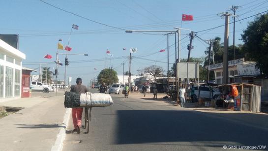 Polícia moçambicana passa rusga a instalações da Renamo e confisca 40 armas  3:15