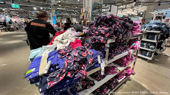 EU Approves Ban On Destruction Of Unsold Clothing – DW – 12/05/2023