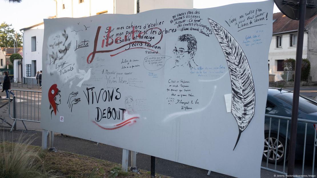 Eine Tafel vor der Schule erinnert an den getöteten Lehrer Samuel Paty, Foto: Imago