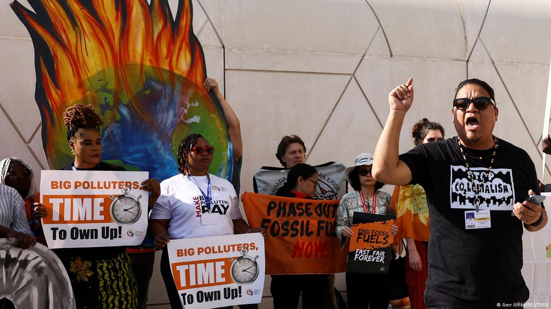 Activistas protestan en el marco de la COP28 que se lleva a cabo en Dubái