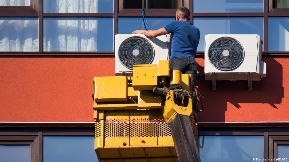 Через спеку в частині регіонів України анонсували графіки відключень електроенергії