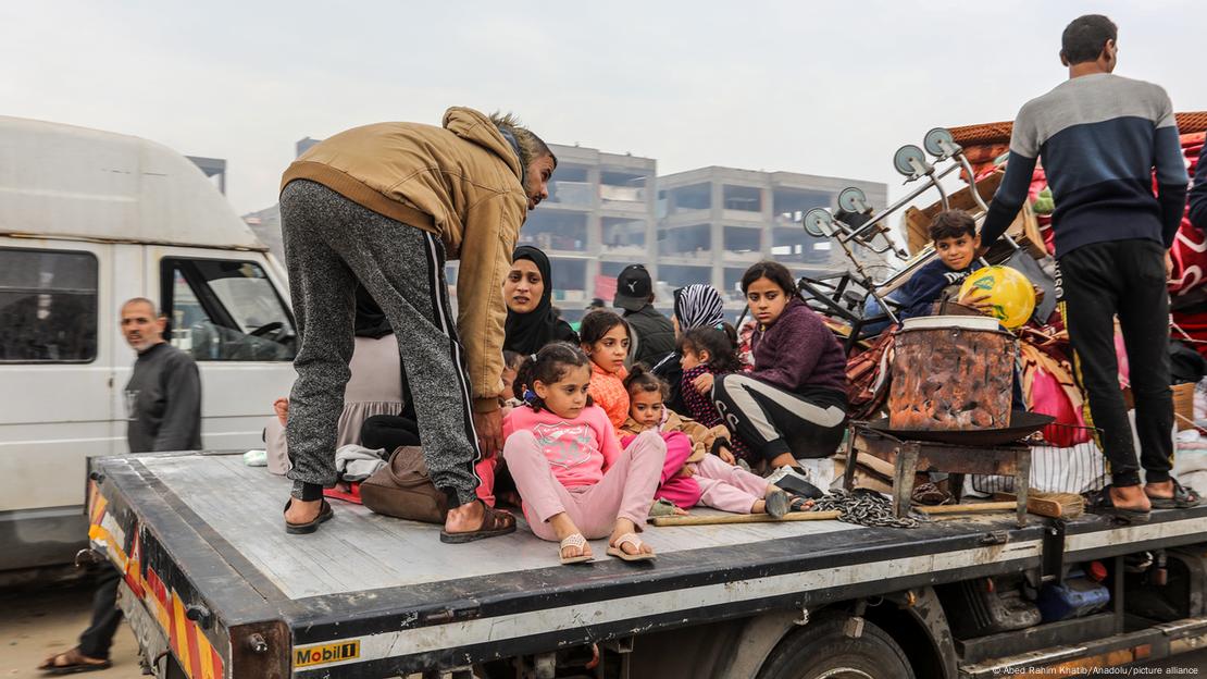 Palestinska djeca na šleperu nakon izraelskog zračnog napada na Khan Yunis