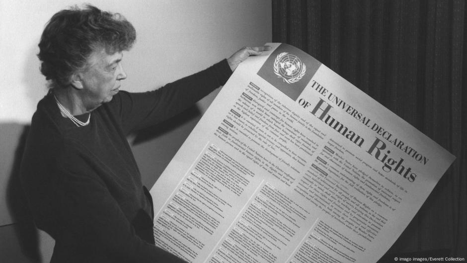 Elinor Ruzvelt drži Opštu deklaraciju o pravima čoveka. Ona je bila predsednica komisije UN koja je formuliisala taj dokument koji ima preambulu i 30 članova - i koji je preveden na 500 jezika! foto 1949.
