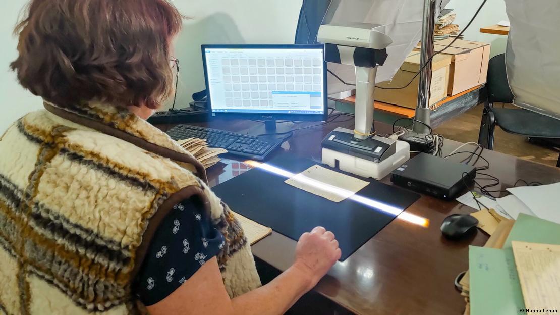 Служителка сканира документи от архива във Виница, Украйна