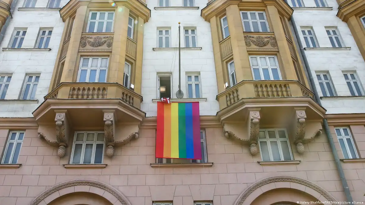 Кто сейчас помогает ЛГБТ-людям из России? – DW – 07.12.2023