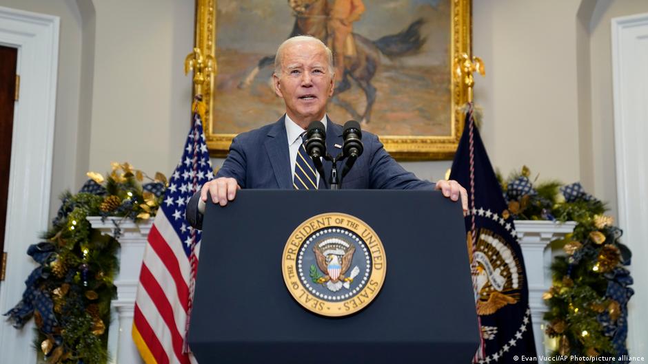 Ukraine updates: Biden presses Congress to back aid package – DW – 12/06/2023 - Vimarsana News