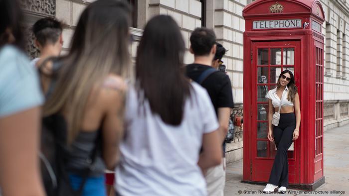 Na era dos celulares, caixa vermelha é cenário disputado para fotos turísticas