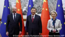 07/12/2023 *** This handout photo taken and released by the European Council Press Service on December 7, 2023 shows China's President Xi Jinping (C) receiving European Commission President Ursula von der Leyen (R) and European Council President Charles Michel ahead of the 24th EUñChina Summit in Beijing. (Photo by Dario Pignatelli / EUROPEAN COUNCIL PRESS SERVICE / AFP) / RESTRICTED TO EDITORIAL USE - MANDATORY CREDIT AFP PHOTO / EUROPEAN COUNCIL PRESS SERVICE / DARIO PIGNATELLI - NO MARKETING NO ADVERTISING CAMPAIGNS - DISTRIBUTED AS A SERVICE TO CLIENTS