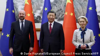 12月7日，欧盟委员会主席冯德莱恩、欧洲理事会主席米歇尔(左)与习近平在峰会正式开始前合影