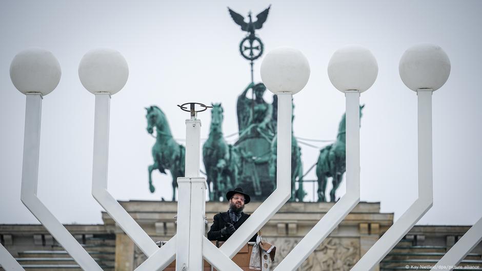 Hanukija ispred Brandenburške kapije u Berlinu