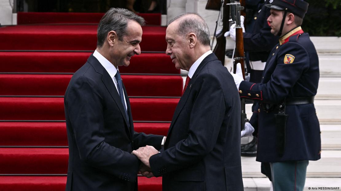 Erdoğan ve Mitsotakis, Atina'de el sıkışırken