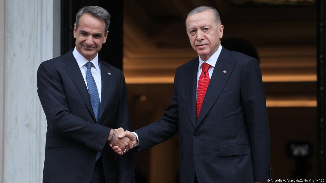 Ο πρωθυπουργός Μητσοτάκης σε χειραψία με τον πρόεδρο Ερντογάν στην Αθήνα