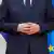 Ruke Aleksandra Vučića na trbuhu