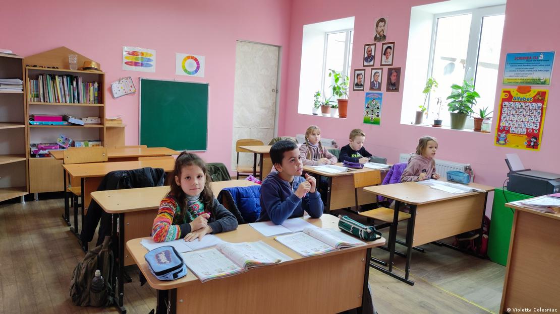 Ученици во училишни клупи во училиште