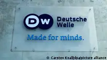 Ein Schild mit dem Schriftzug «DW Deutsche Welle Made for minds.» hängt über einem Fahrstuhl im Foyer Berliner Standortes der Deutschen Welle (DW). Die Deutsche Welle (DW) ist der Auslandsrundfunk der Bundesrepublik Deutschland.