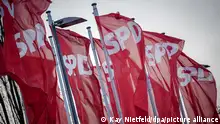 08/12/2023**SPD-Fahnen wehen beim ordentlichen Bundesparteitag der SPD auf dem Berliner Messegelände im Wind. Vom 08. bis 10.12.2023 wollen die Delegierten unter anderem einen Leitantrag zur Modernisierung Deutschlands verabschieden, mit dem sich die SPD für die nächste Bundestagswahl 2025 aufstellen will.