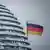 Federal Alman Meclisi'nin karla kaplı hâli ve Almanya bayrağı