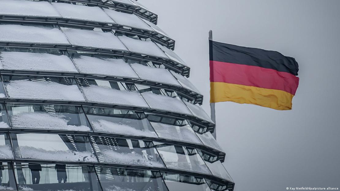 Kupola Reichstaga i njemačka zastava