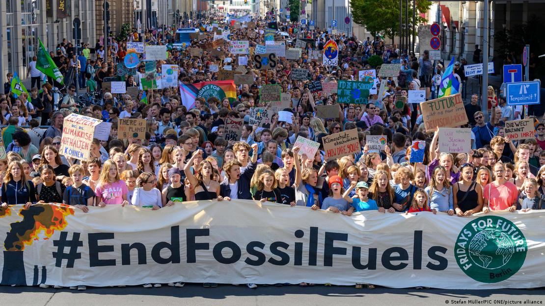 نسل جوان خواستار پایان دادن به سیاست استفاده از انرژی‌های فسیلی است