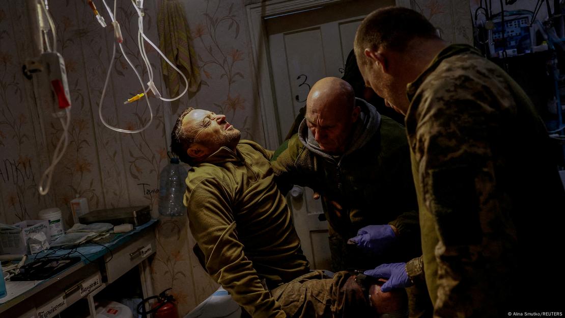Médicos ucranianos tratam soldado ferido no campo de batalha