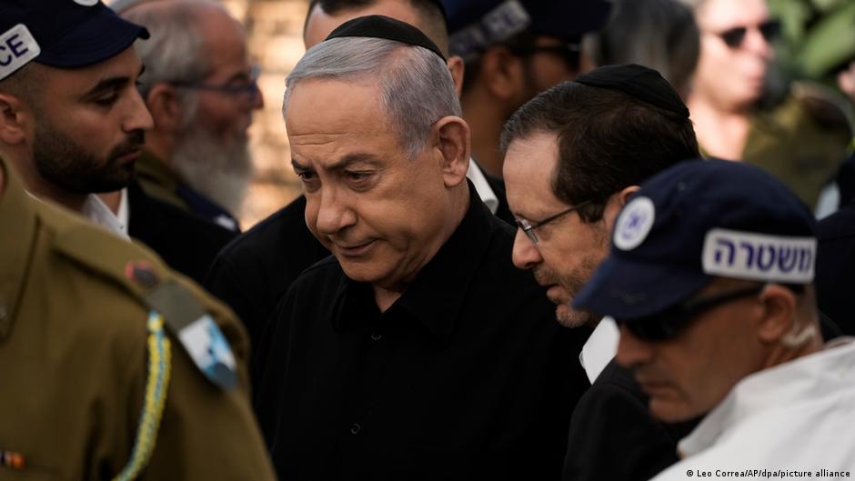 Uskoro poternica? Izraelski premijer Benjamin Netanjahu (u sredini levo), na ovoj fotografiji sa predsednikom Isakom Hercogom (u sredini desno) tokom sahrane jednog izraelskog vojnika koji je ubijen u borbama u Pojasu Gaze
