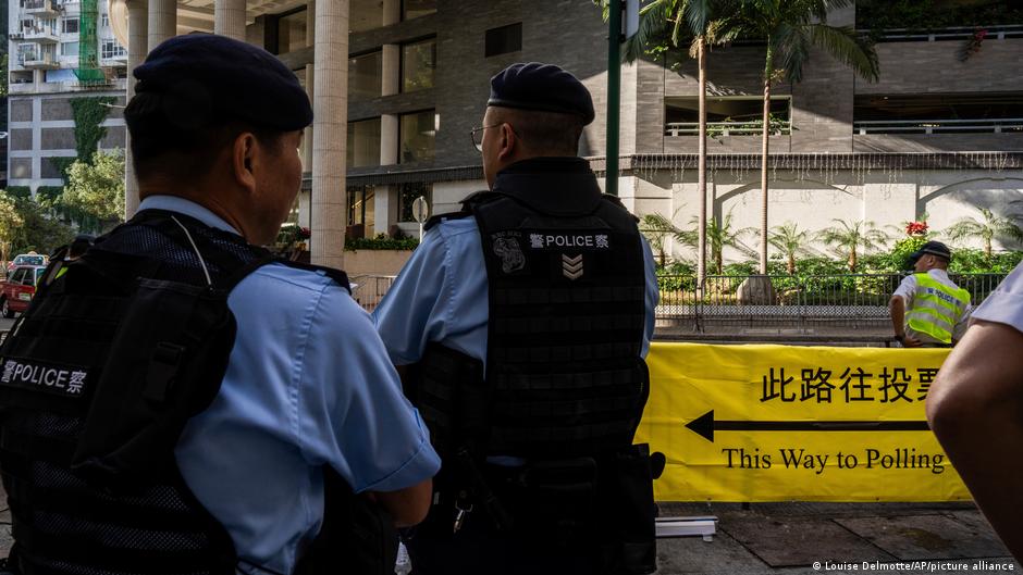 圖為2023年12月10日香港區議會選舉期間警察在投票站外巡邏
