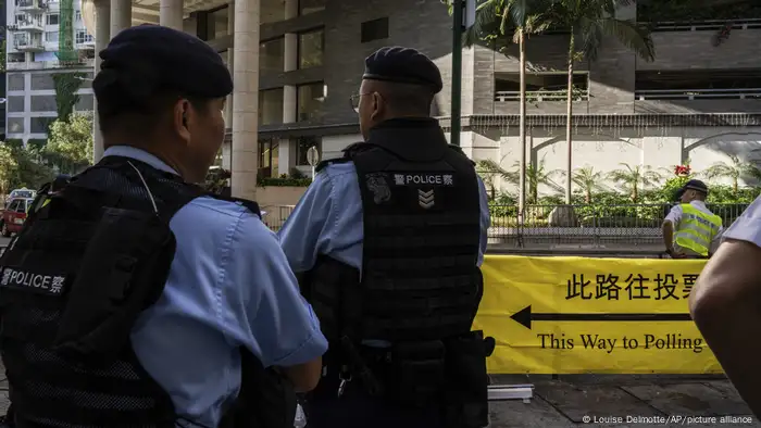 图为12月10日香港区议会选举投票日，警察在街头驻守。