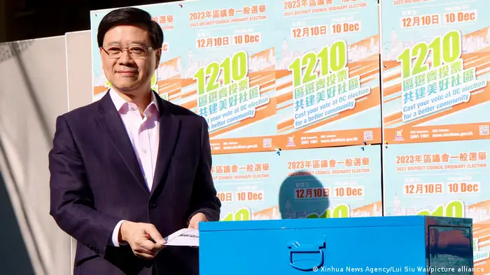 2023年12月10日香港行政长官李家超在香港区议会选举投票的画面。本次选举只有建制派候选人，投票率也创下史上新低。 