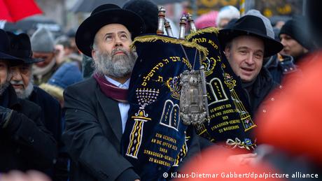 Thora-Überführung zur Einweihung der Synagoge in Magdeburg im Dezember 2023
